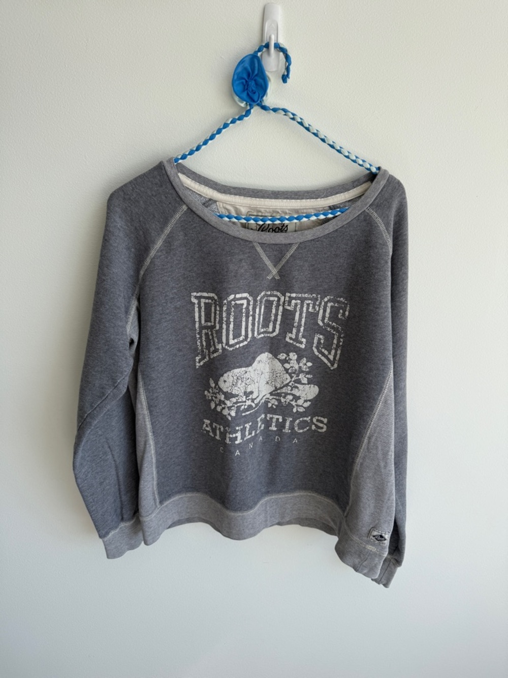 ROOTS crew neck 
Medium